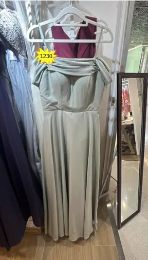 淺灰色一字領垂墜感禮服